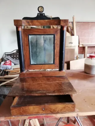 Tocador antiguo sobre mesa