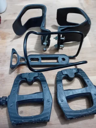 Pedales y botelleros para bicicleta