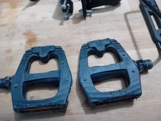 Pedales y botelleros para bicicleta