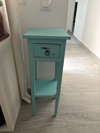Mesa auxiliar de madera color turquesa