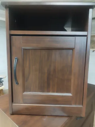 Mesita de noche de madera