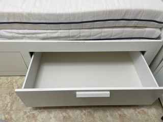 Cama individual blanca con cajones