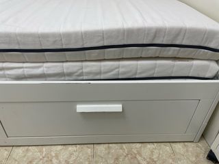 Cama individual blanca con cajones
