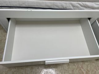Cama individual blanca con cajones