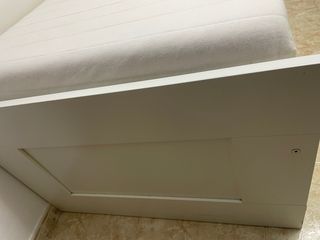 Cama individual blanca con cajones