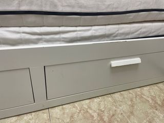 Cama individual blanca con cajones