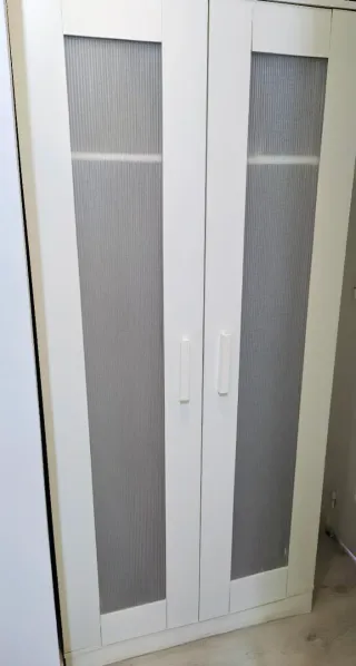 Armario blanco con puertas de cristal