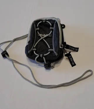 Piccolo borsello con cordino e gancio