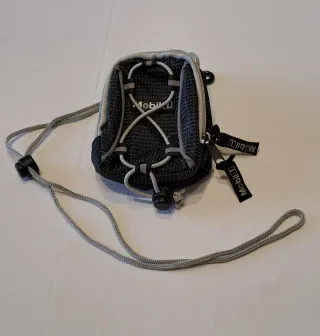 Piccolo borsello con cordino e gancio