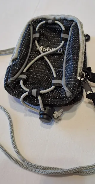 Piccolo borsello con cordino e gancio