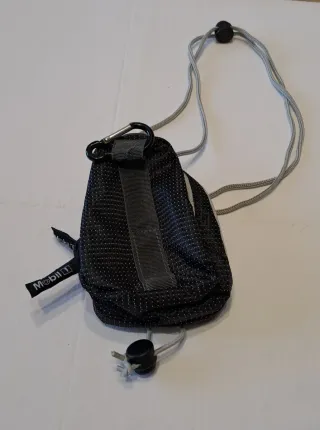 Piccolo borsello con cordino e gancio