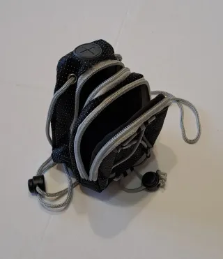 Piccolo borsello con cordino e gancio