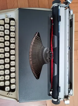 Máquina de escribir CROWN vintage