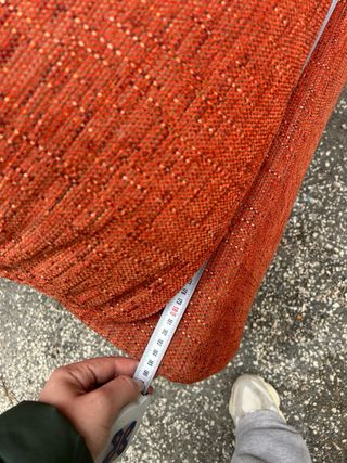 Sofá de tela naranja y rojo