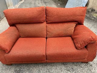 Sofá de tela naranja y rojo