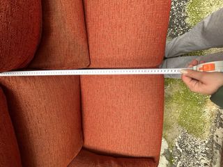 Sofá de tela naranja y rojo
