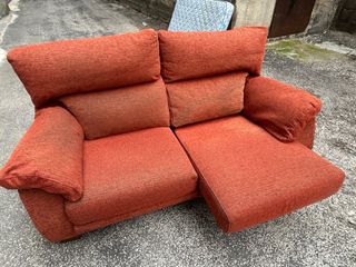 Sofá de tela naranja y rojo