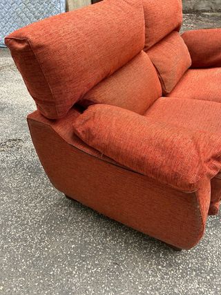 Sofá de tela naranja y rojo