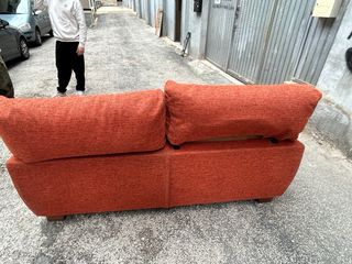 Sofá de tela naranja y rojo