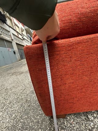 Sofá de tela naranja y rojo