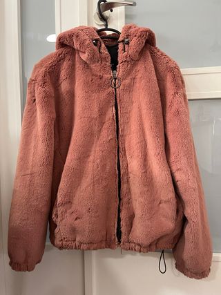 Chaqueta pelo rosa palo con capucha