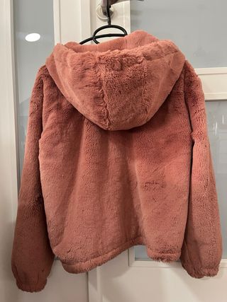 Chaqueta pelo rosa palo con capucha
