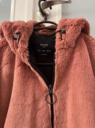 Chaqueta pelo rosa palo con capucha