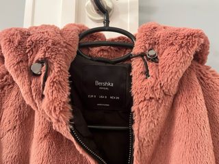 Chaqueta pelo rosa palo con capucha