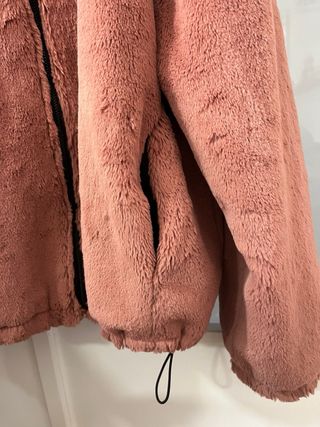 Chaqueta pelo rosa palo con capucha