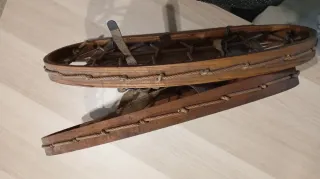 Raquetas de nieve antiguas de madera