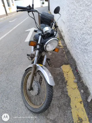 Moto Yamaha 250 Especial Negra