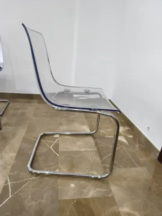 Mesa comedor cristal, 4 sillas y 4 cojines a juego