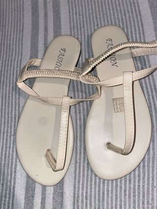 Sandalias planas beige