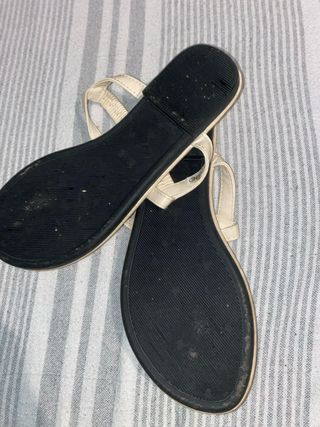 Sandalias planas beige