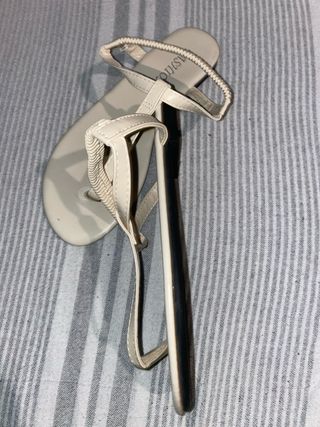 Sandalias planas beige