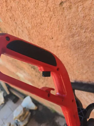 Desbrozadora eléctrica roja