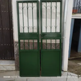 Puerta doble de hierro forjado verde