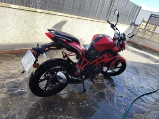 Benelli BN125 Roja y Negra