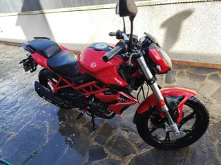 Benelli BN125 Roja y Negra