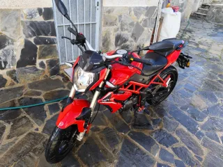 Benelli BN125 Roja y Negra