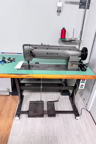 Máquina de coser triple arrastre