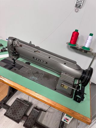 Máquina de coser triple arrastre