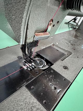 Máquina de coser triple arrastre