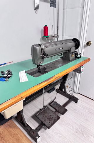 Máquina de coser triple arrastre