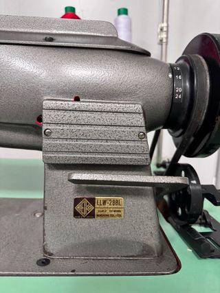 Máquina de coser triple arrastre