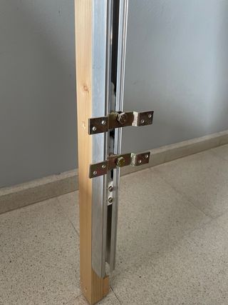 Guía para puerta corredera de madera y metal