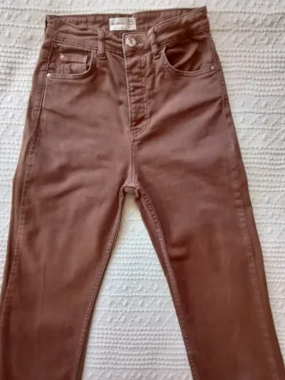 Pantalón vaquero marrón Stradivarius T.34