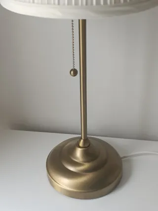 Lámpara de mesa dorada y blanca