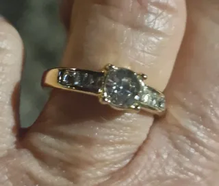 Anillo dorado con circonitas