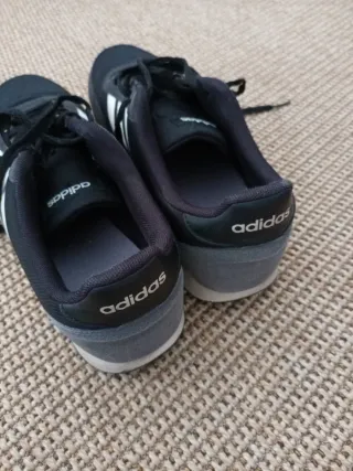 Zapatillas Adidas Negras y Blancas